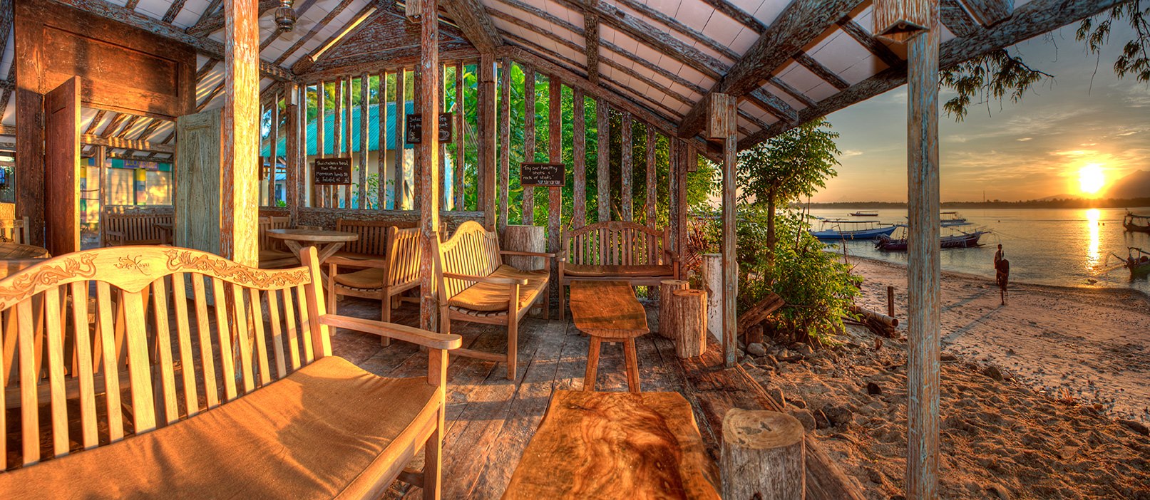 Suasana Kayu Cafe Indoor dan Teras