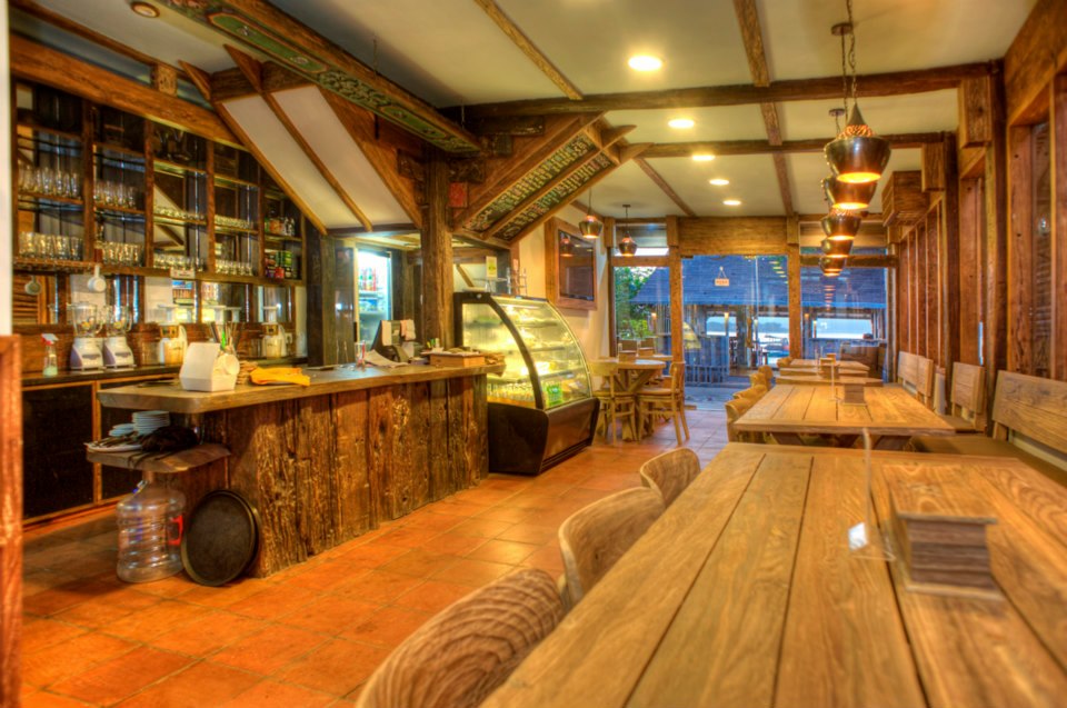 Pelanggan di Kayu Cafe